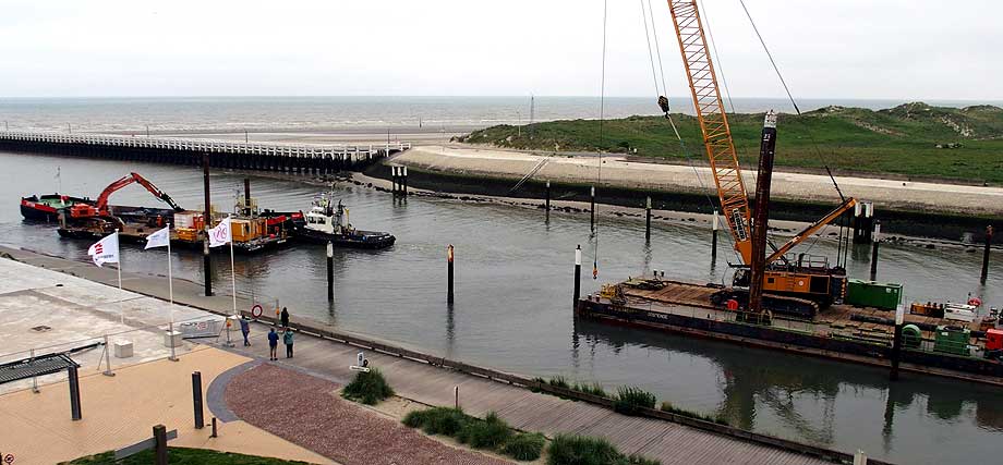 de twee pontons bij de aanvang van de werken